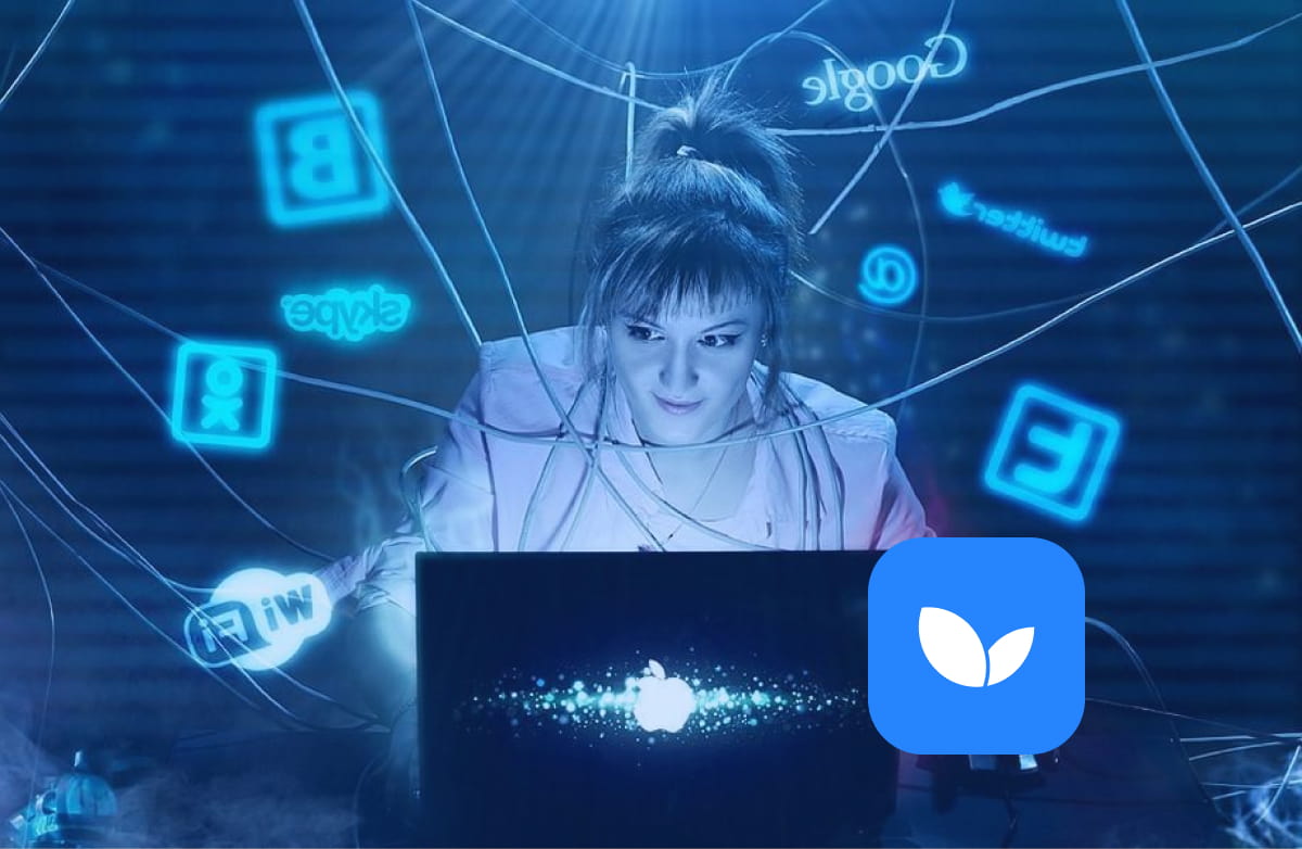 Девушка смотрит в ноутбук